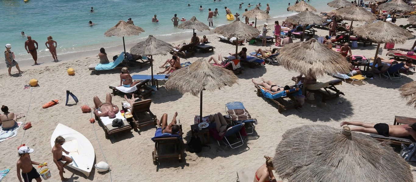 «Χαλαρώνουν» τα μέτρα στις οργανωμένες παραλίες: Επιτρέπεται από σήμερα αλκοόλ και μουσική